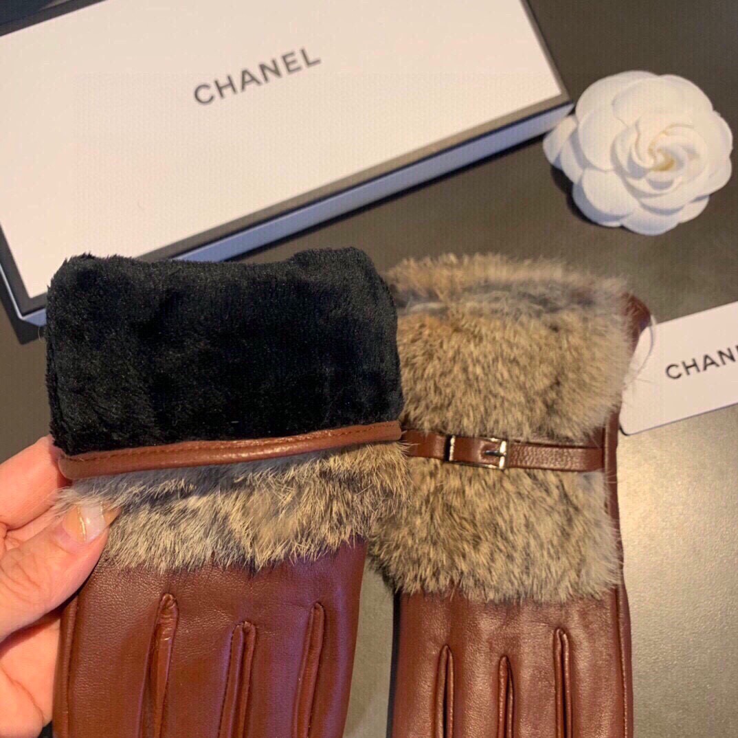CHANEL Gloves in Lambskin