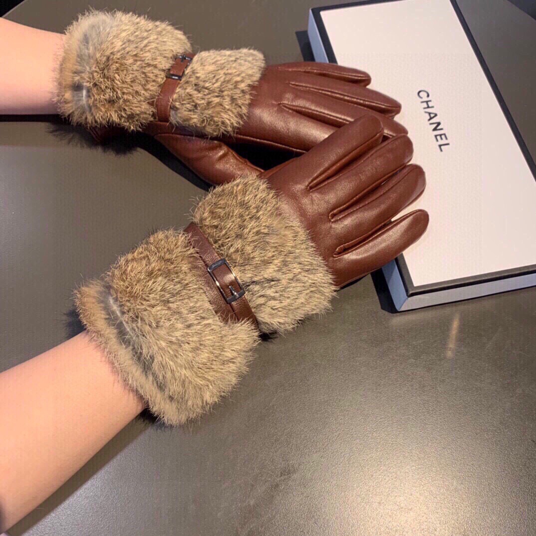 CHANEL Gloves in Lambskin