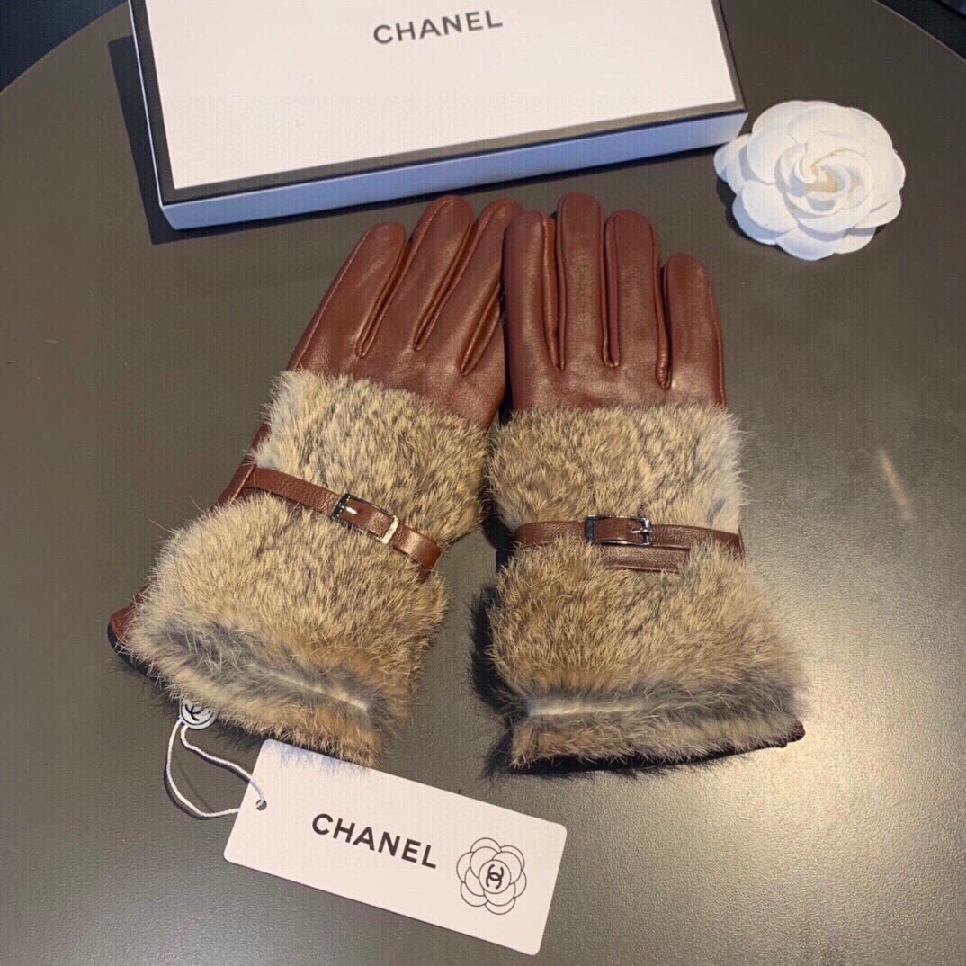 CHANEL Gloves in Lambskin
