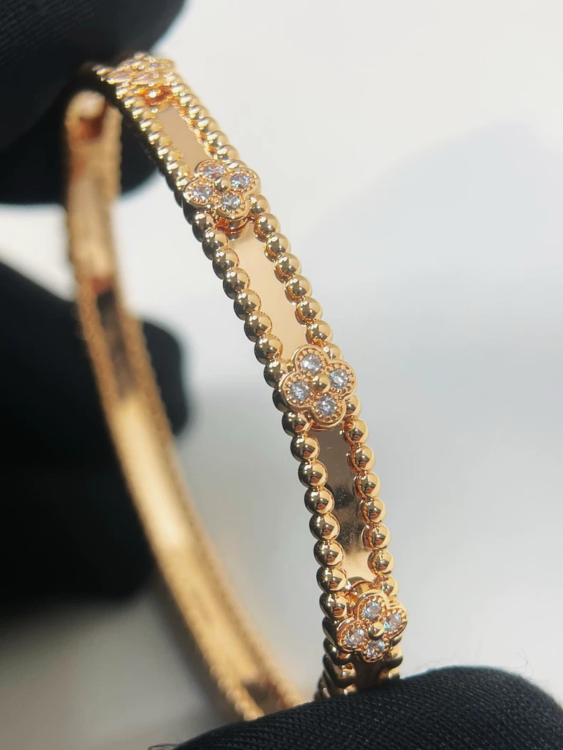 Van Cleef & Arpels Narrow Four-Flower Full-Pavé Kaleidoscope Bracelet