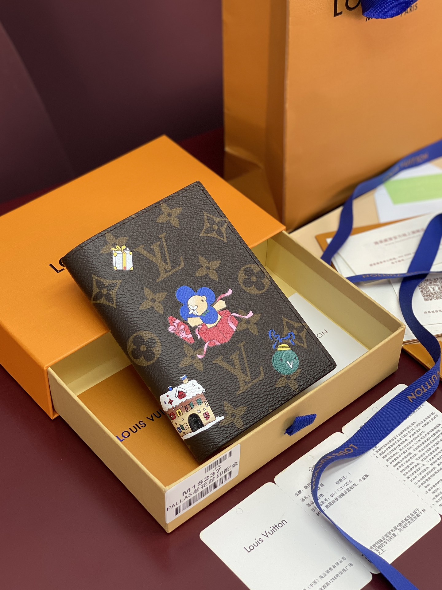 LOUIS VUITTON M15327 NEW Passport Cover