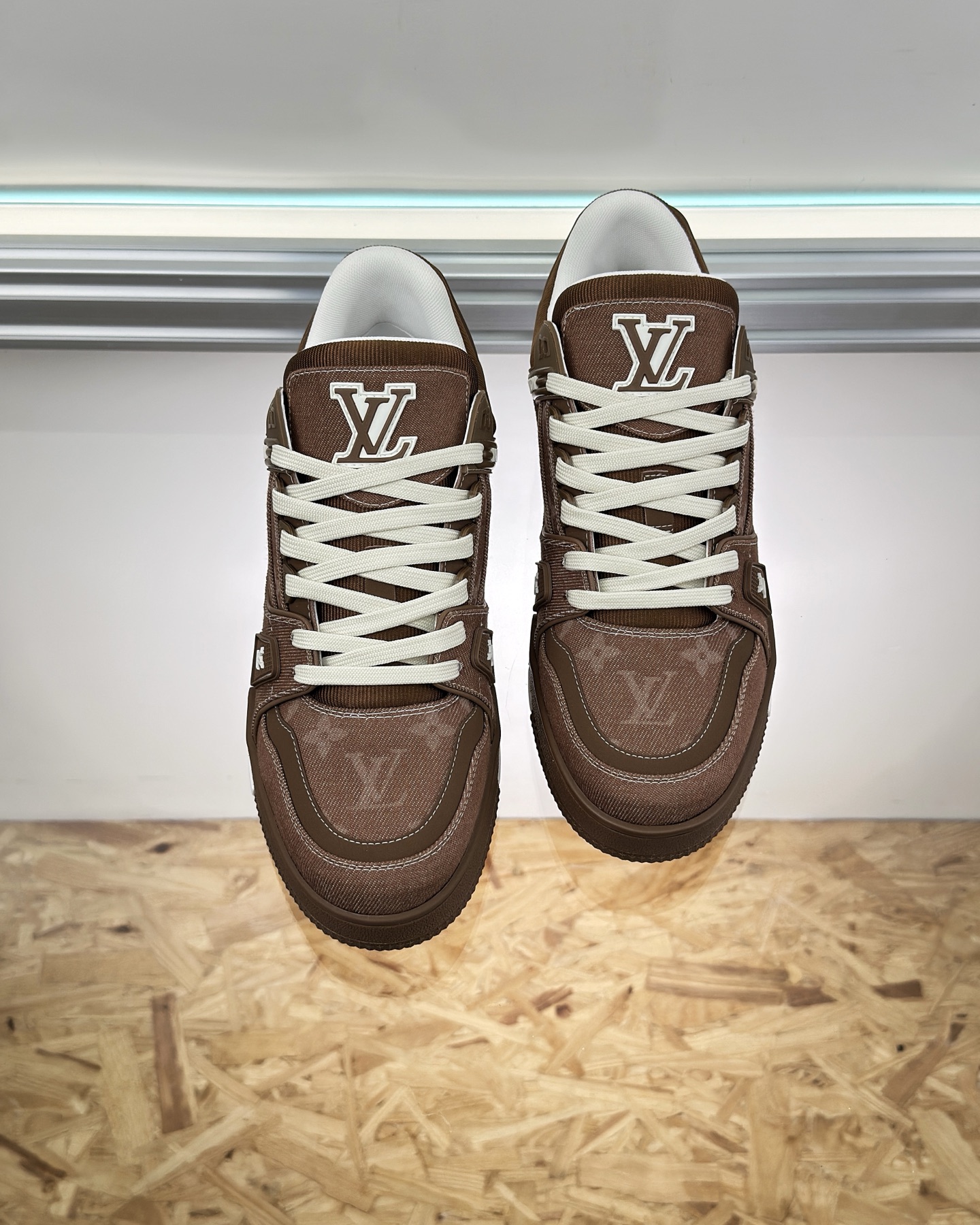 LV 1AHT21 LV Trainer Sneaker
