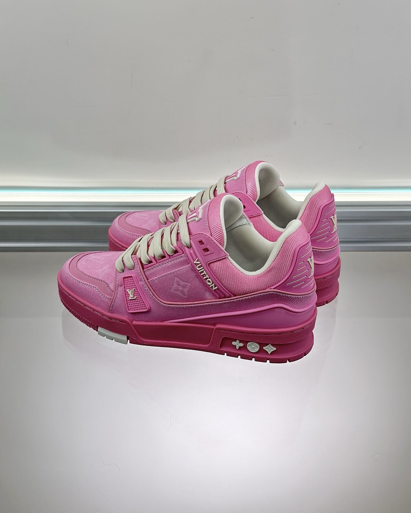 LV 1AHT02 LV Trainer Sneaker