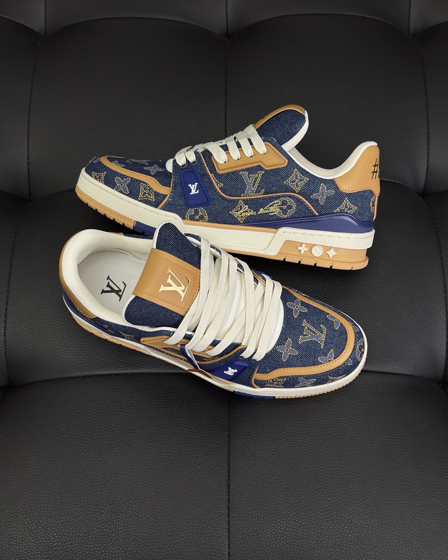 LV 1AJ365 LV Trainer Sneaker