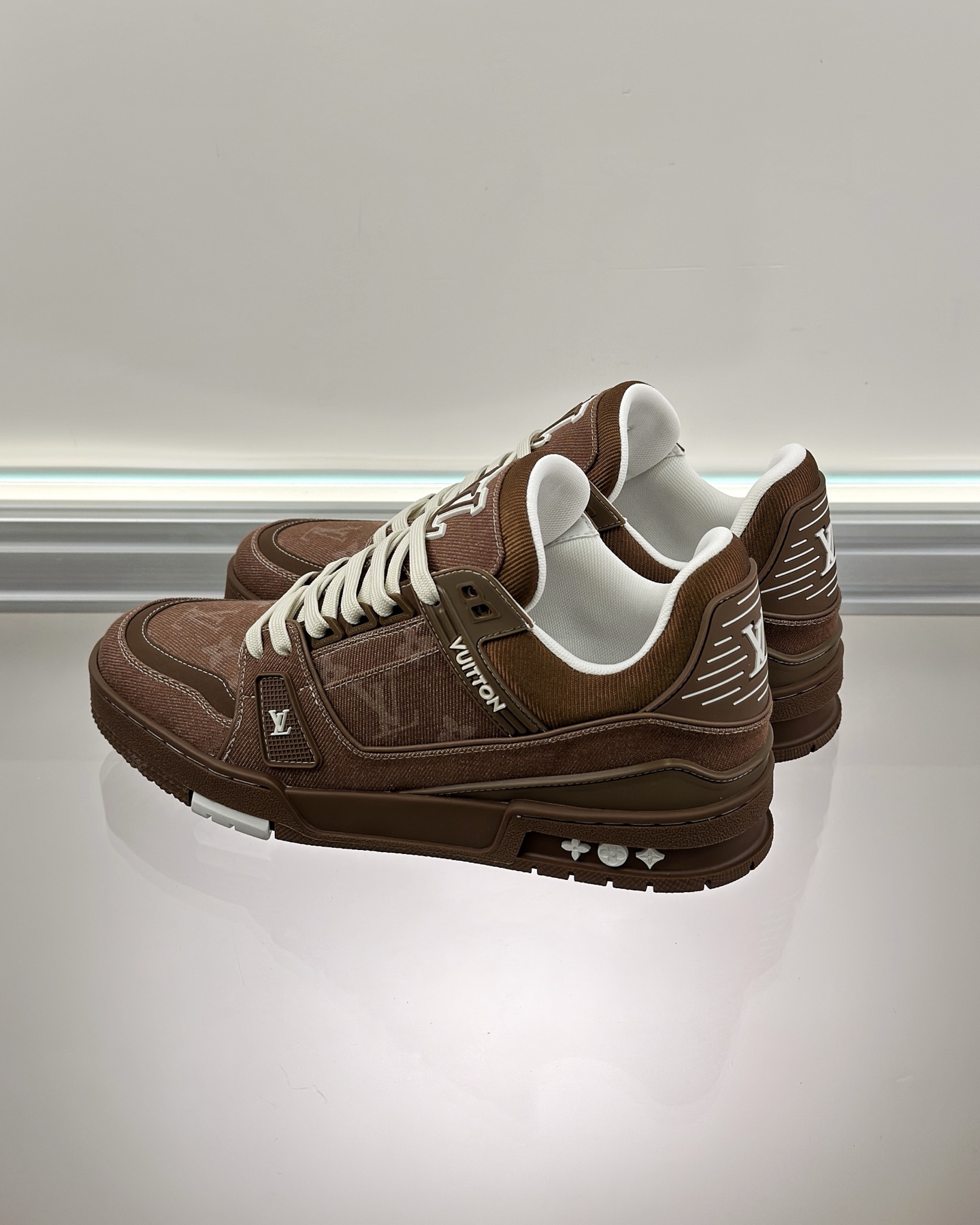 LV 1AHT21 LV Trainer Sneaker