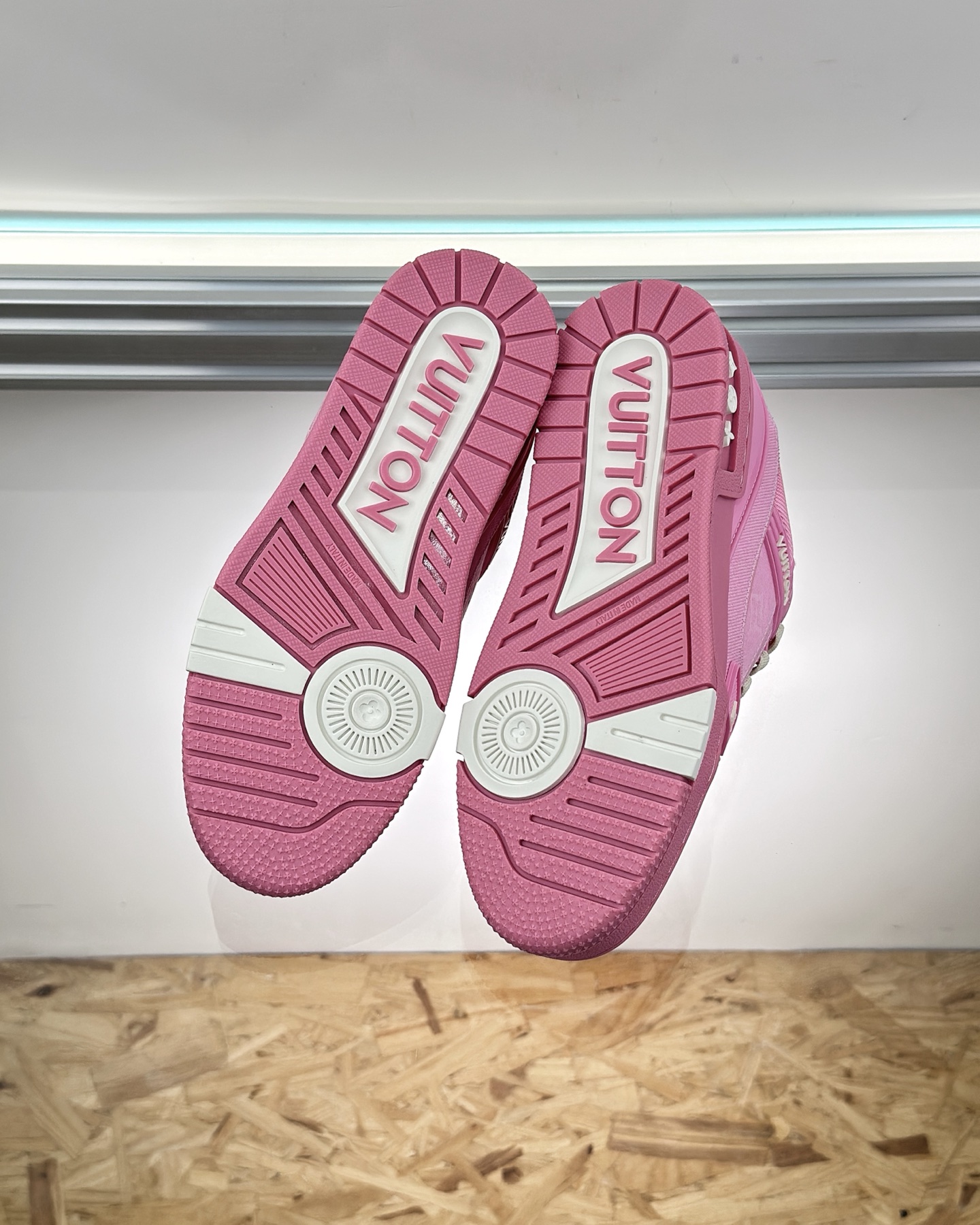 LV 1AHT02 LV Trainer Sneaker