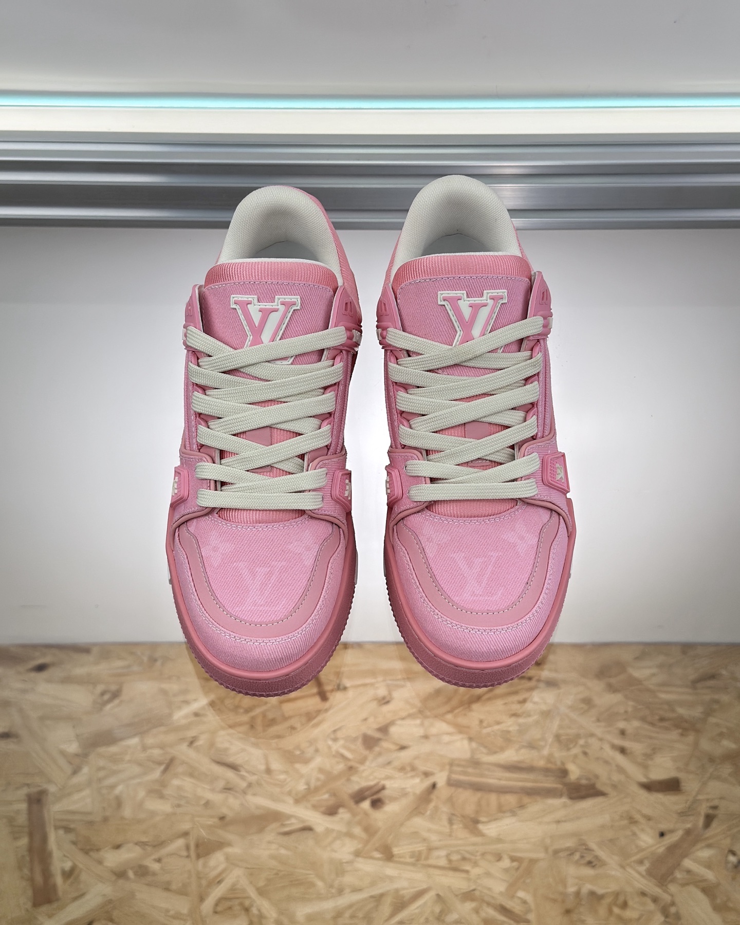 LV 1AHT02 LV Trainer Sneaker