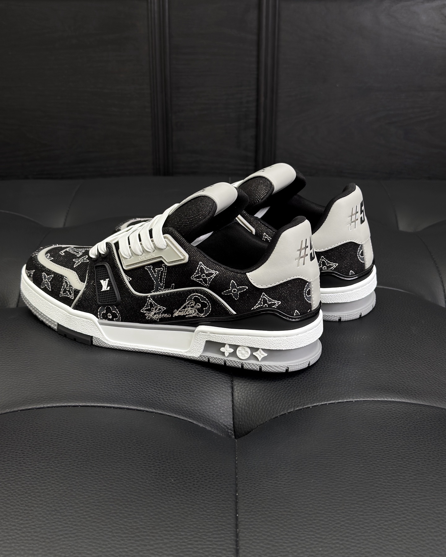 LV 1AJ334 LV Trainer Sneaker