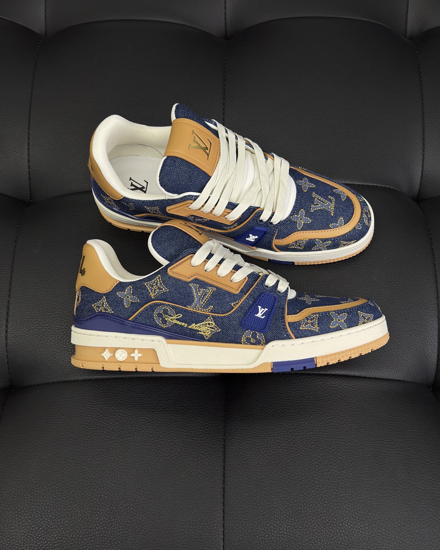 LV 1AJ365 LV Trainer Sneaker