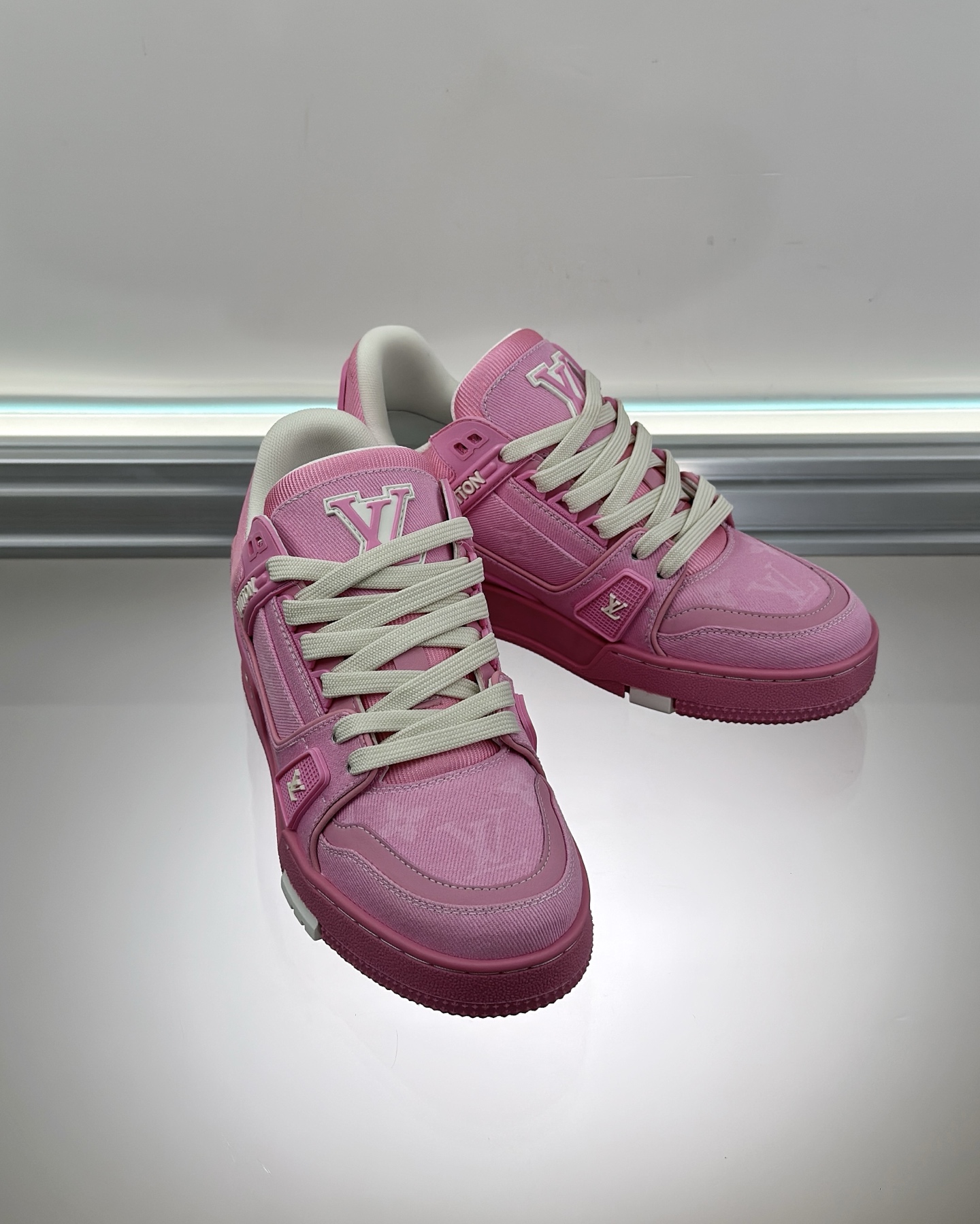 LV 1AHT02 LV Trainer Sneaker