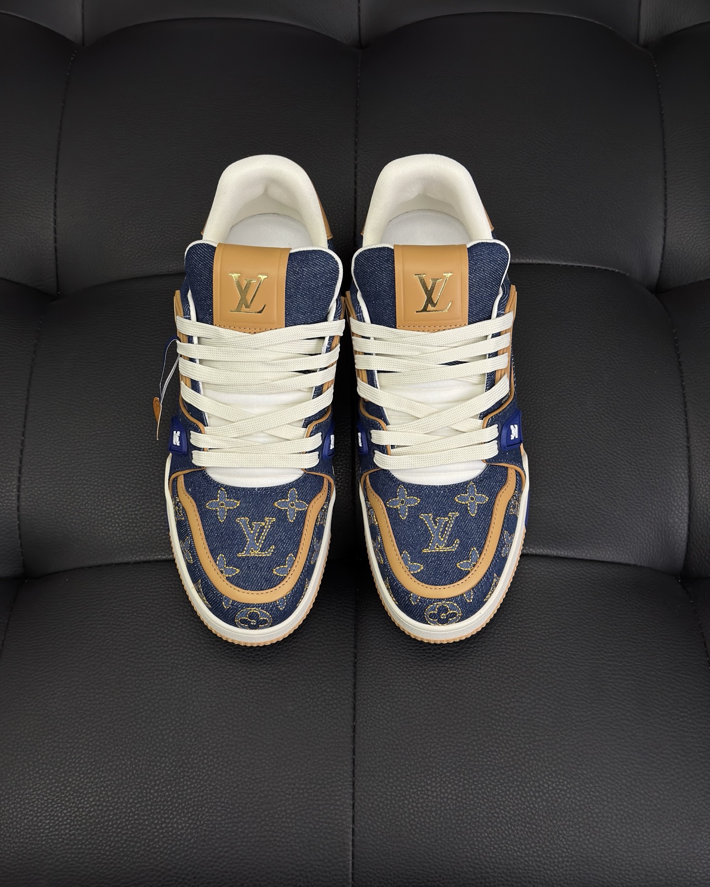 LV 1AJ365 LV Trainer Sneaker