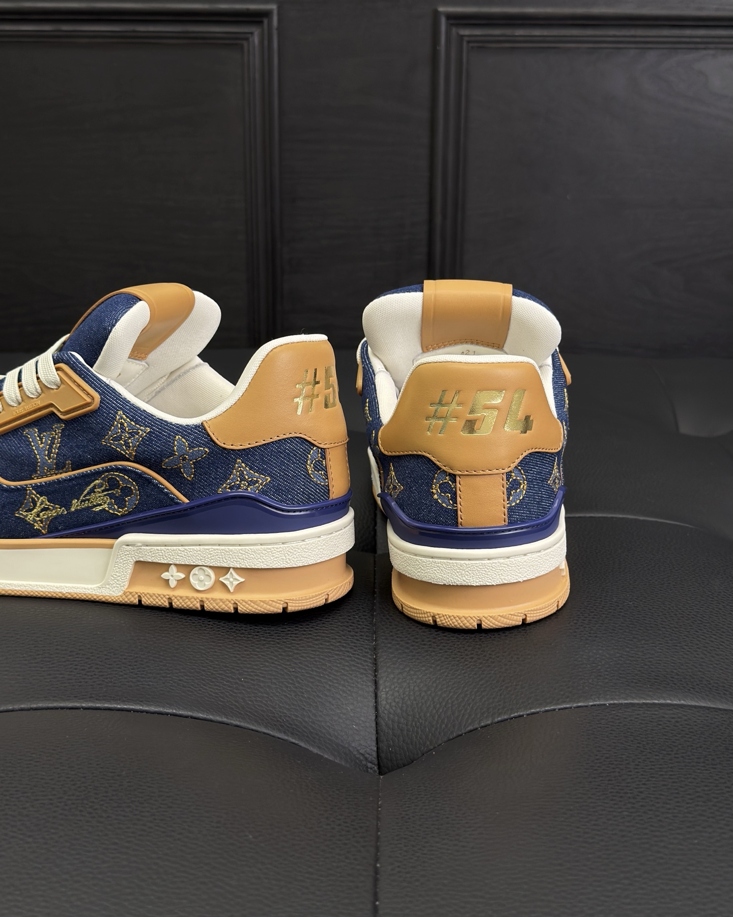 LV 1AJ365 LV Trainer Sneaker