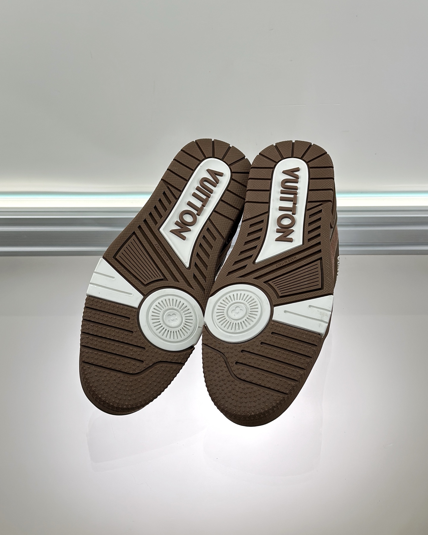 LV 1AHT21 LV Trainer Sneaker