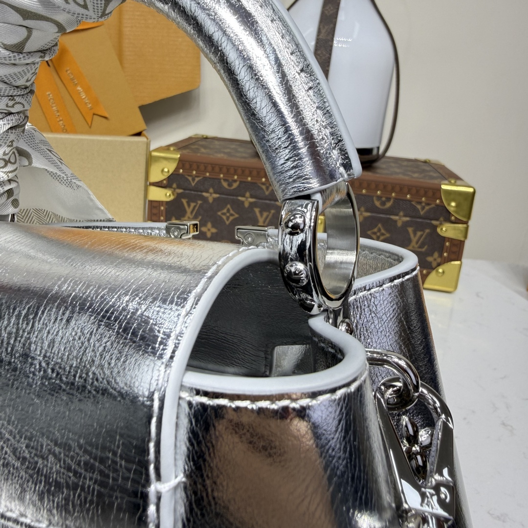 M26258 LV Ski Capucines