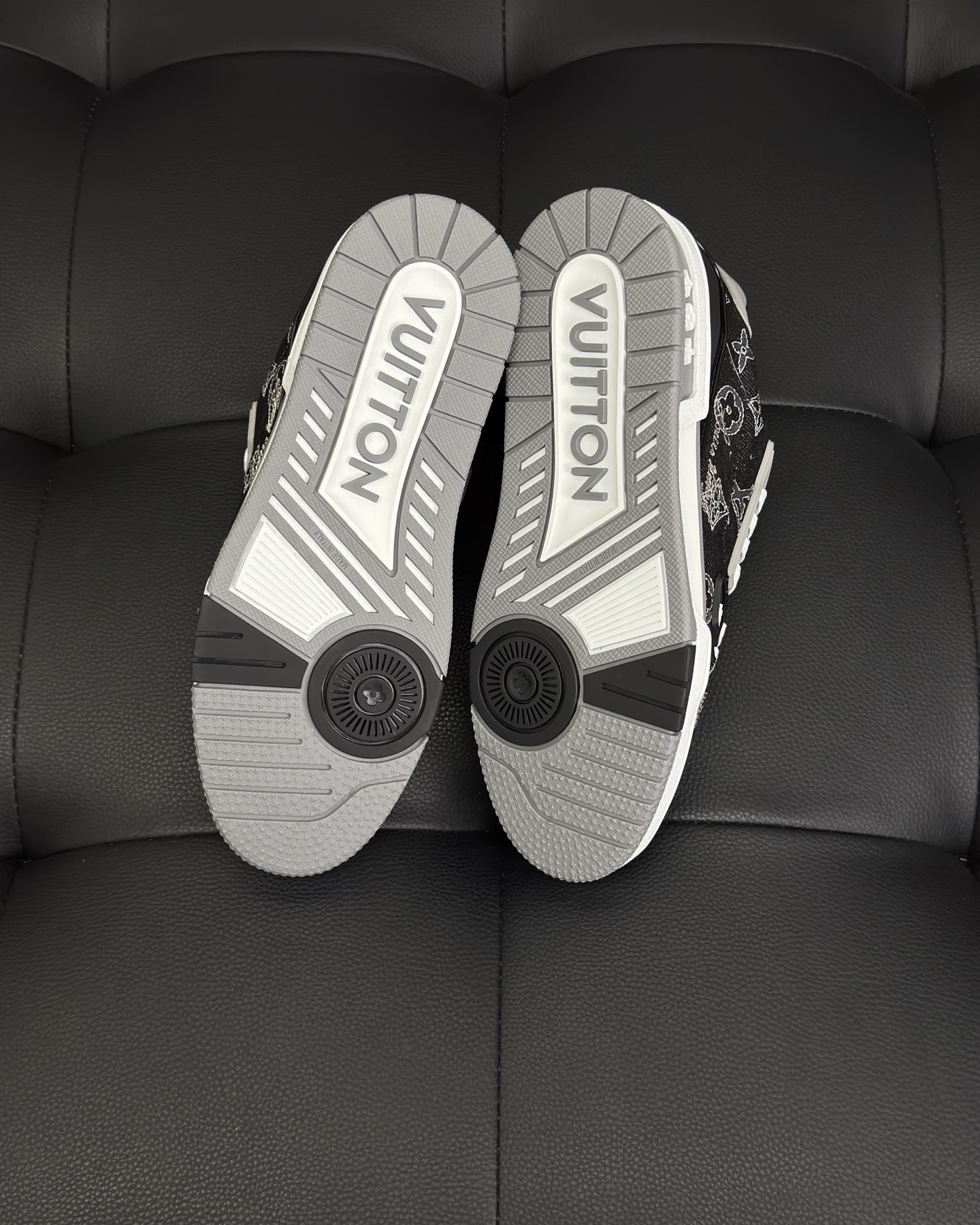 LV 1AJ334 LV Trainer Sneaker