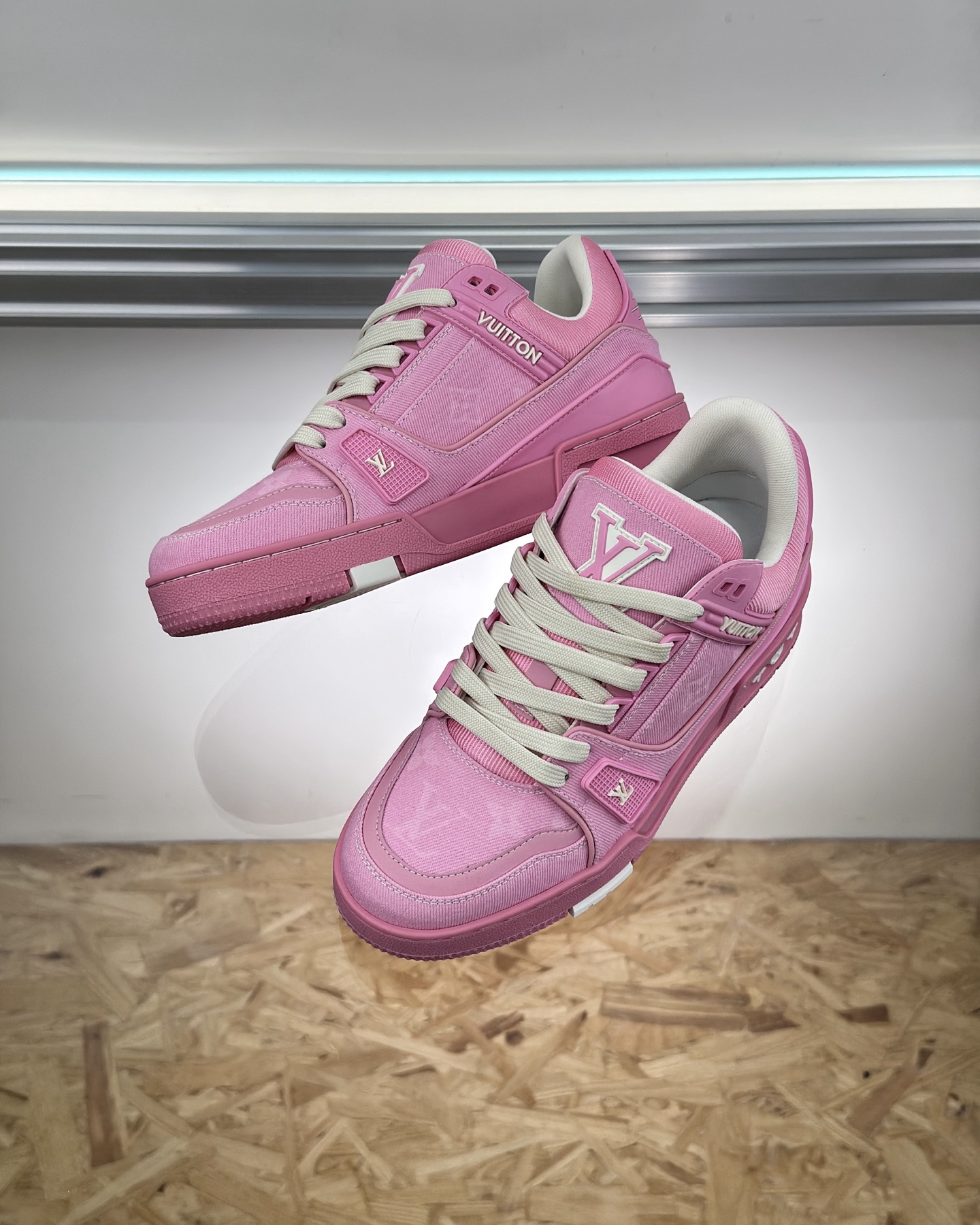 LV 1AHT02 LV Trainer Sneaker