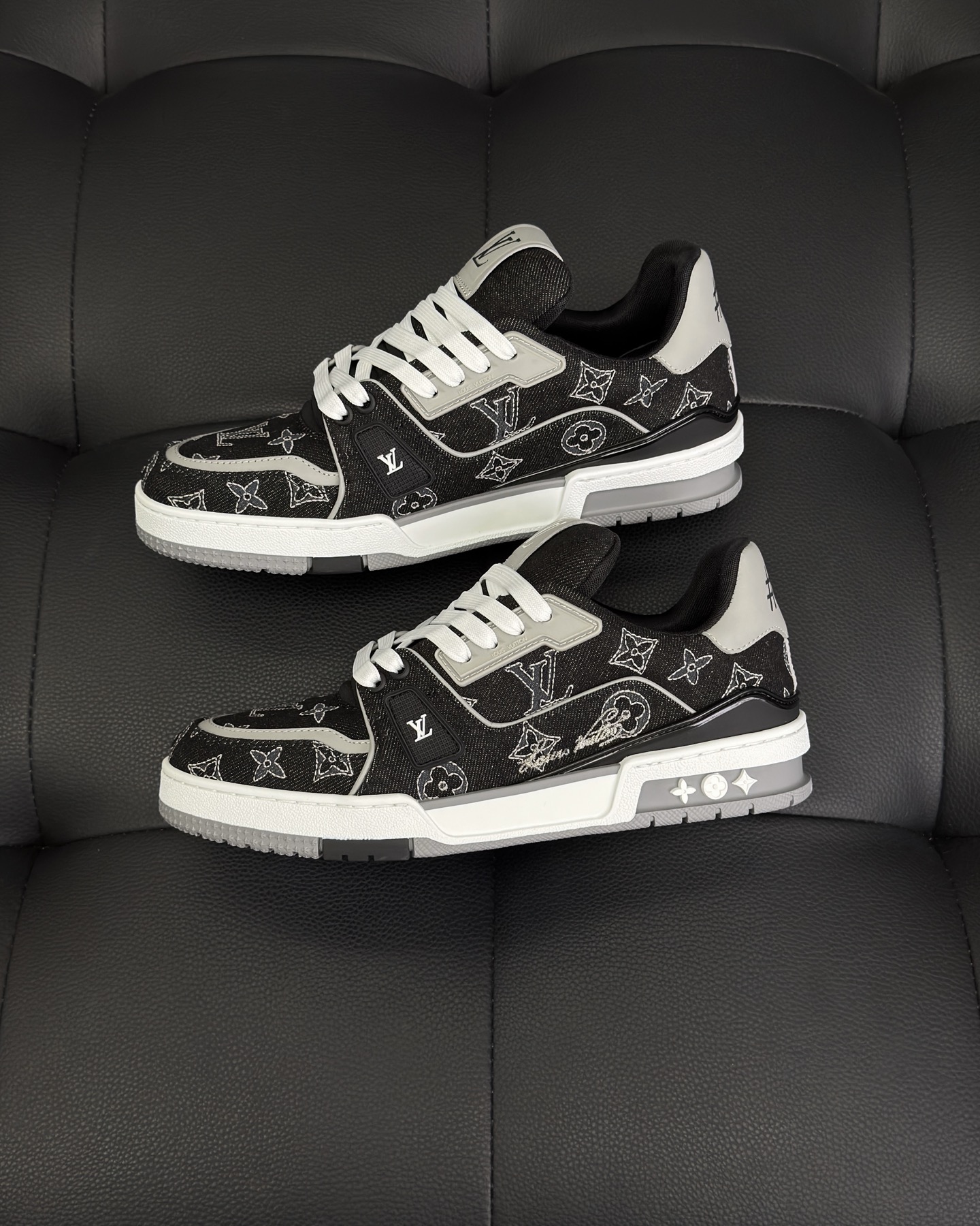 LV 1AJ334 LV Trainer Sneaker