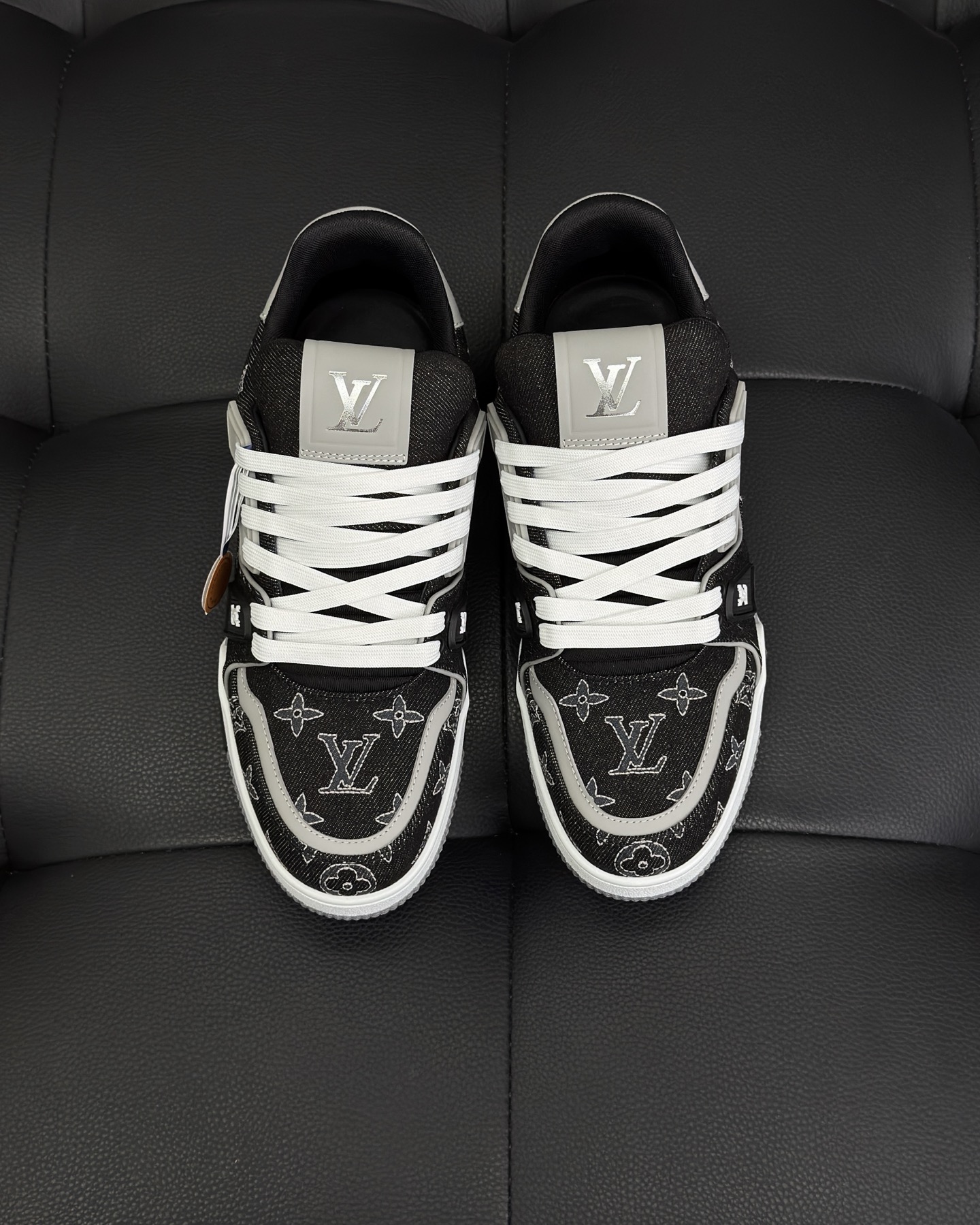 LV 1AJ334 LV Trainer Sneaker