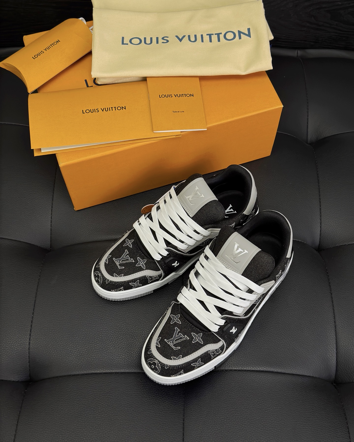 LV 1AJ334 LV Trainer Sneaker