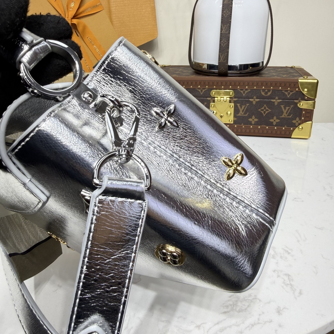 M26258 LV Ski Capucines