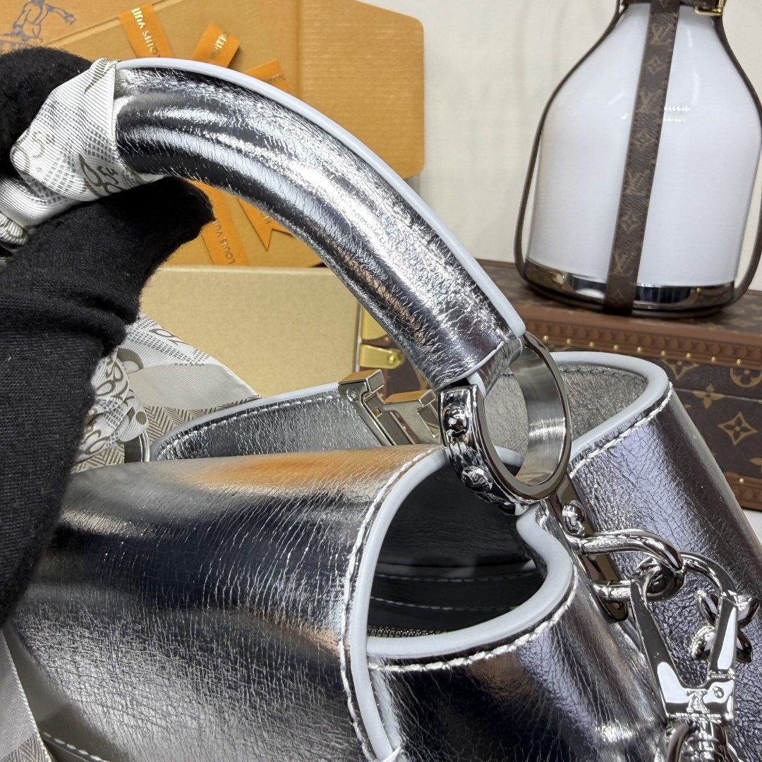 M26258 LV Ski Capucines