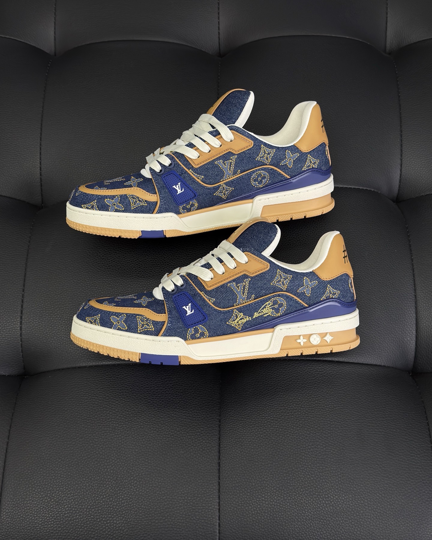 LV 1AJ365 LV Trainer Sneaker