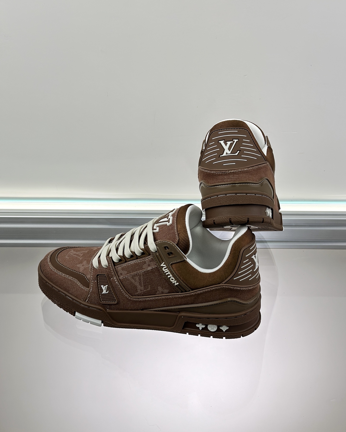 LV 1AHT21 LV Trainer Sneaker