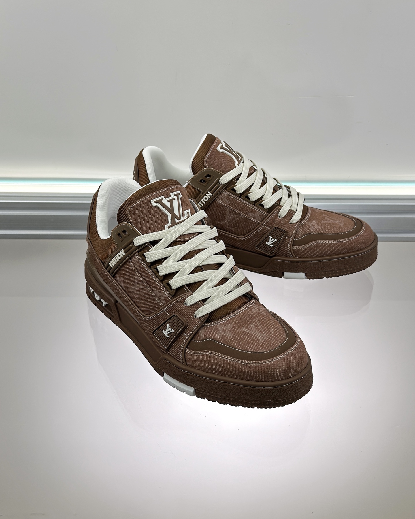 LV 1AHT21 LV Trainer Sneaker