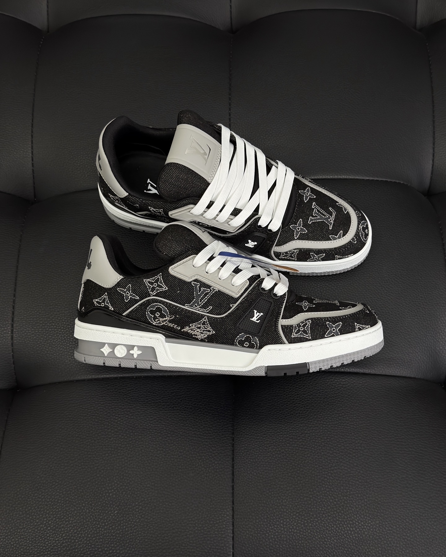 LV 1AJ334 LV Trainer Sneaker