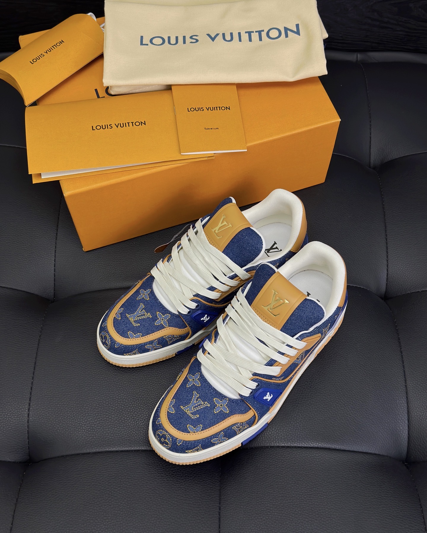 LV 1AJ365 LV Trainer Sneaker