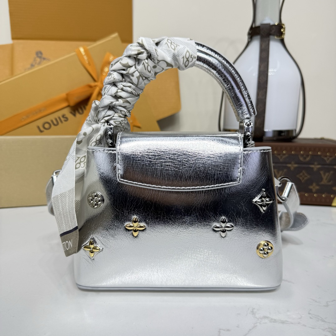 M26258 LV Ski Capucines