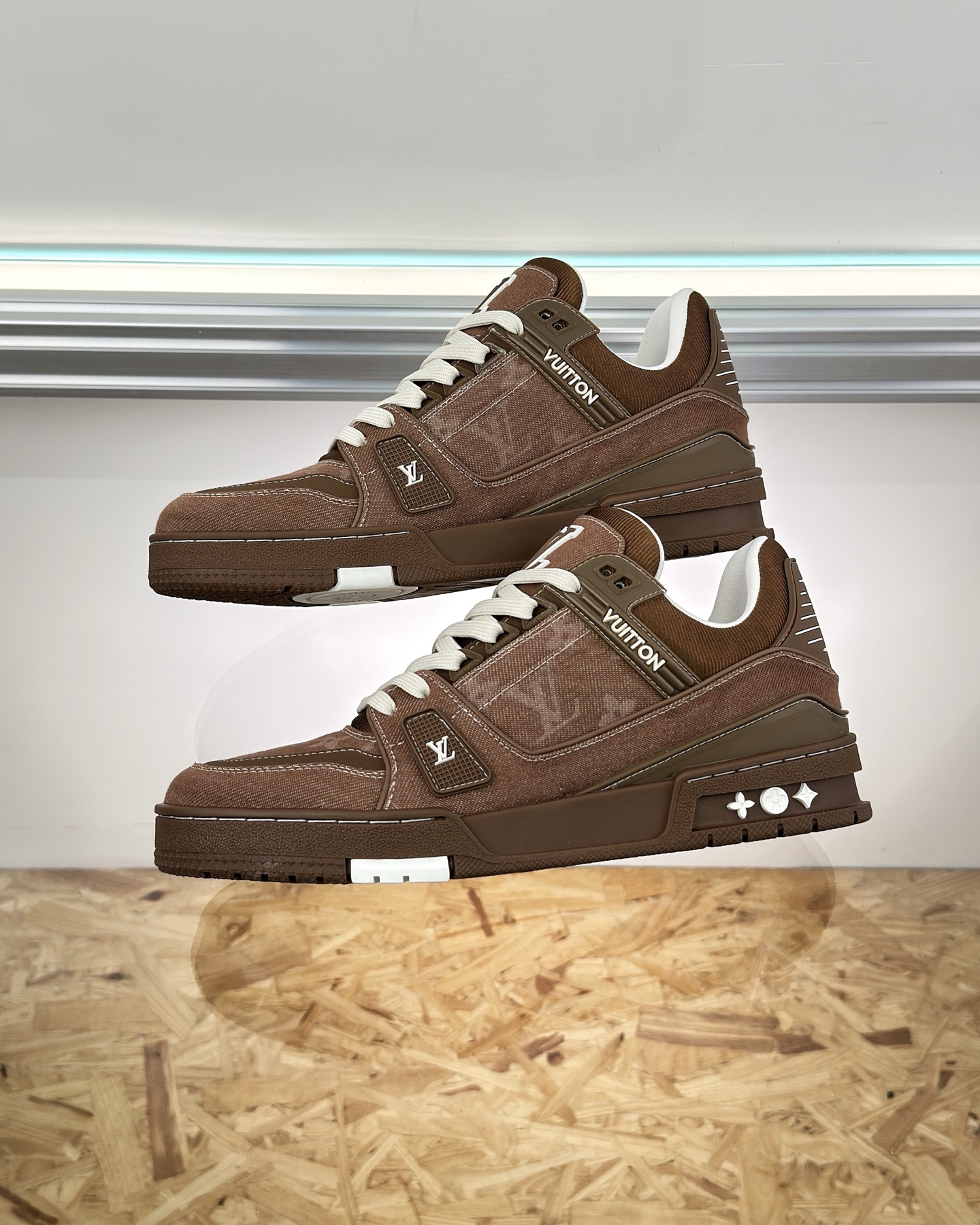 LV 1AHT21 LV Trainer Sneaker