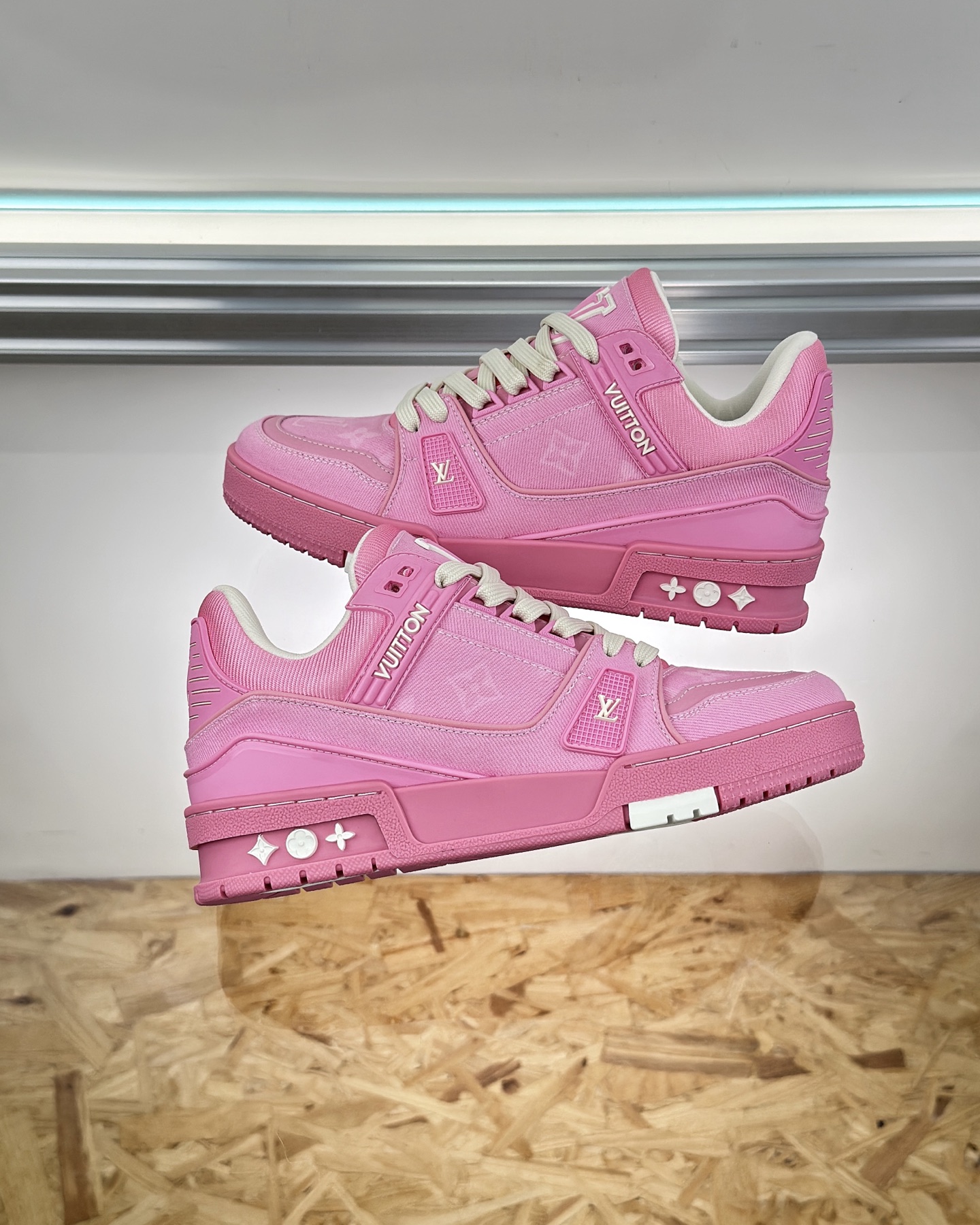 LV 1AHT02 LV Trainer Sneaker