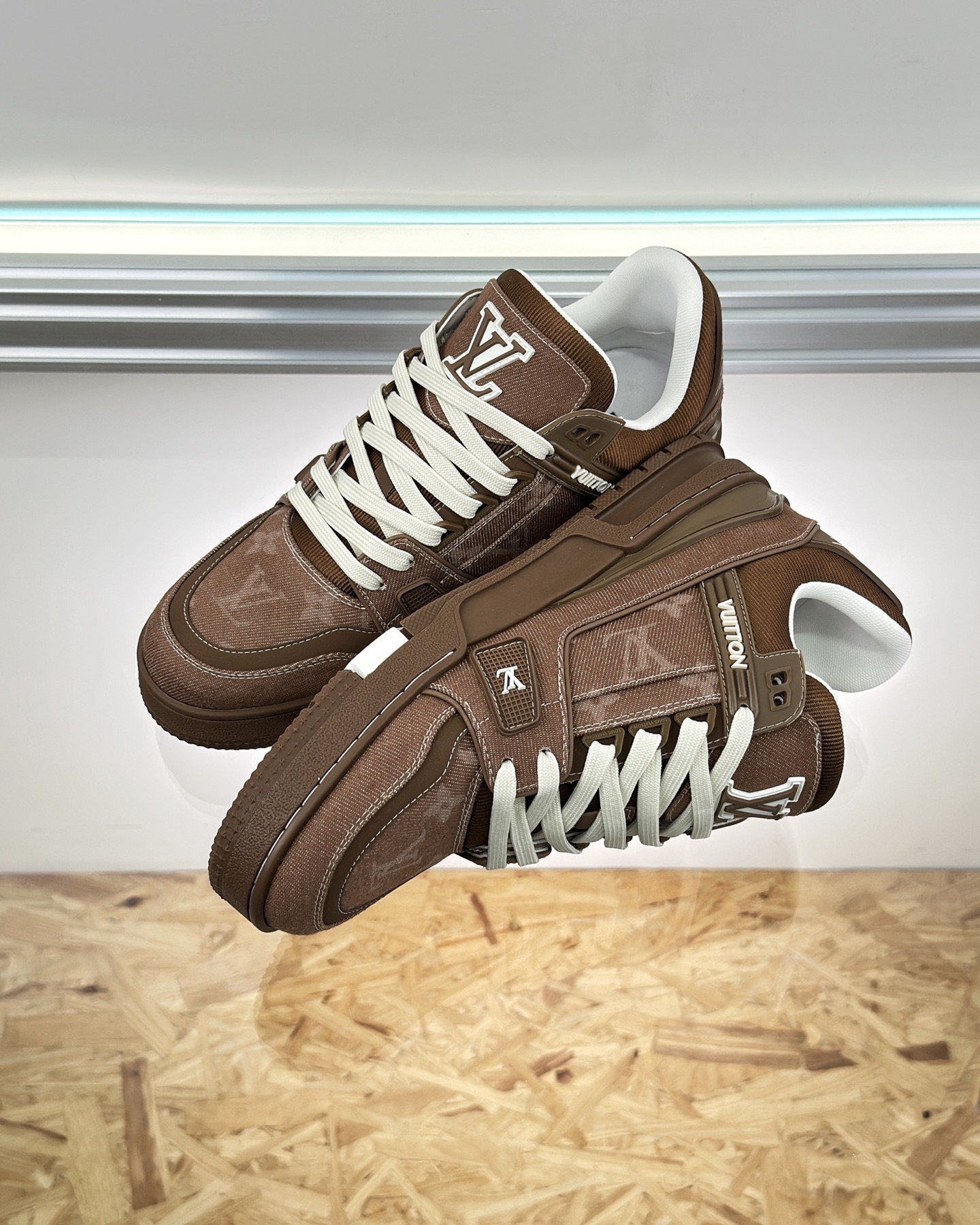 LV 1AHT21 LV Trainer Sneaker