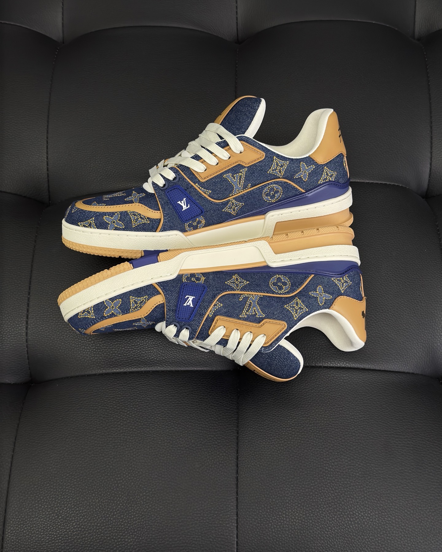 LV 1AJ365 LV Trainer Sneaker