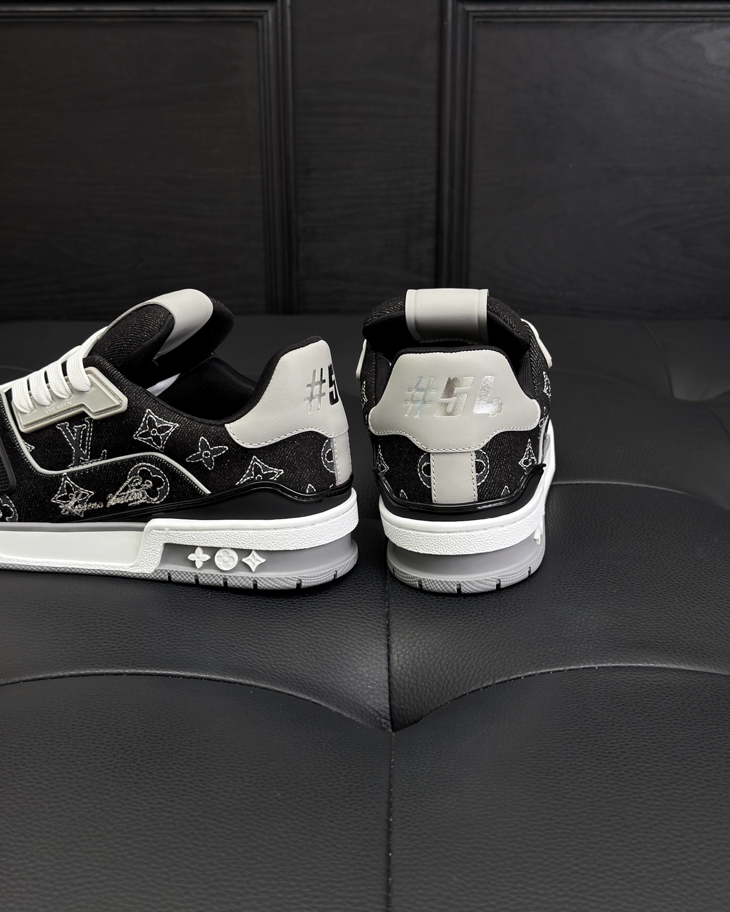 LV 1AJ334 LV Trainer Sneaker