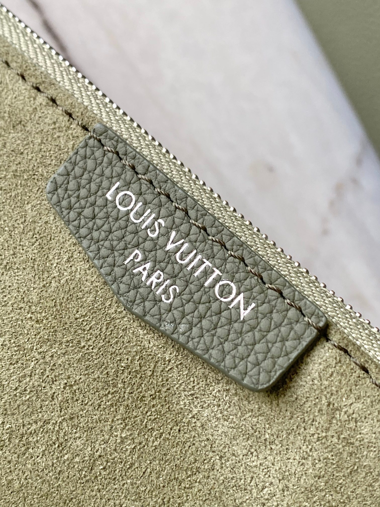 LV M27022 Verso Hobo