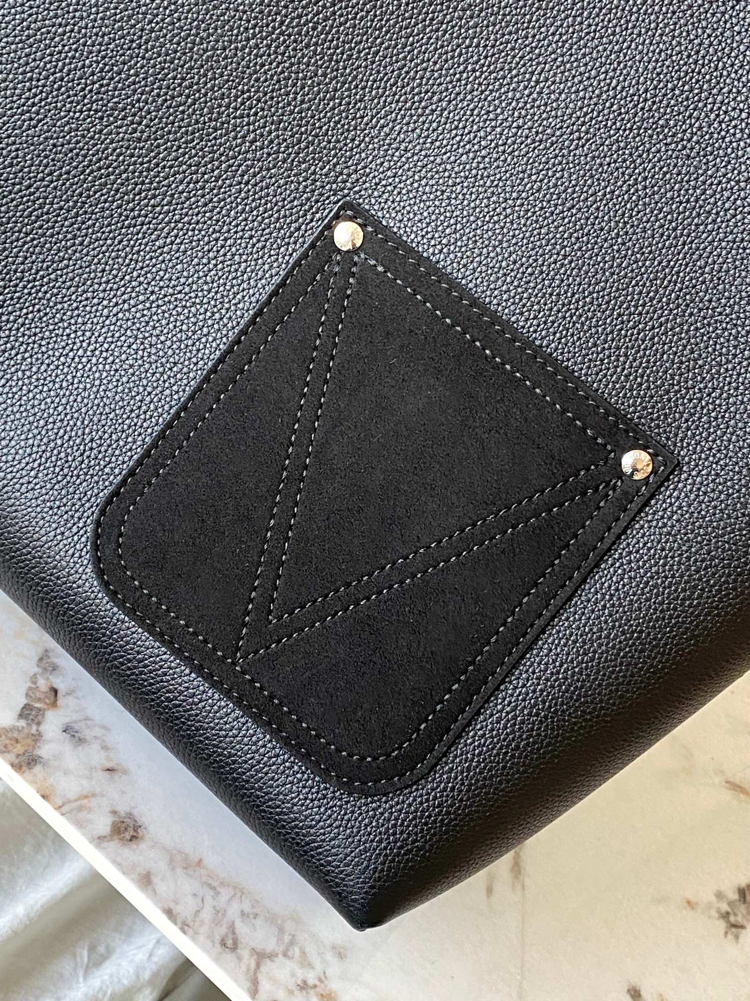 LV M27022 Verso Hobo