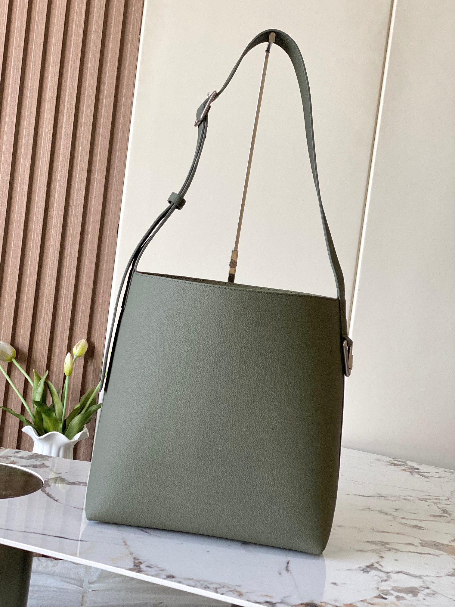 LV M27022 Verso Hobo