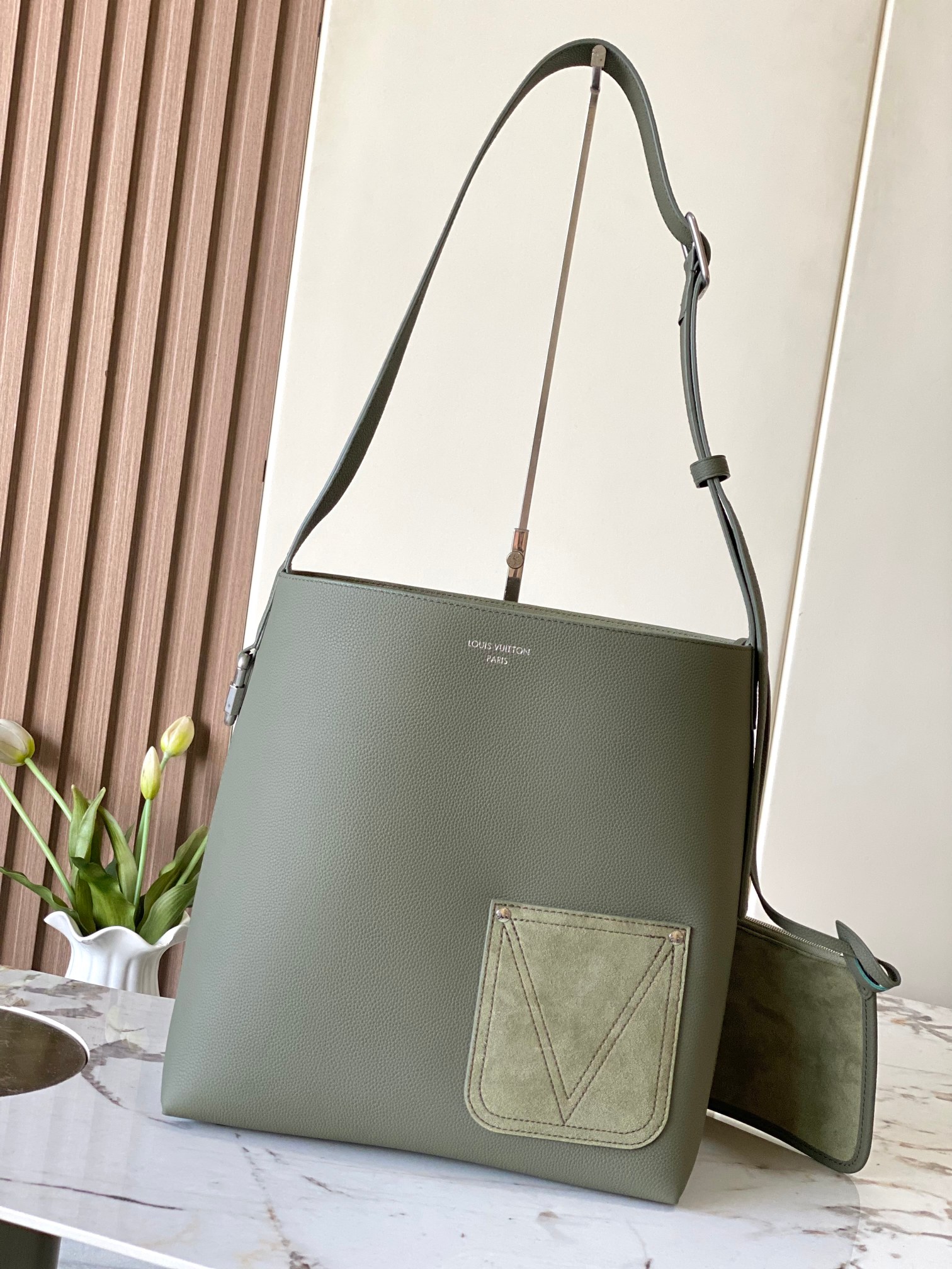 LV M27022 Verso Hobo