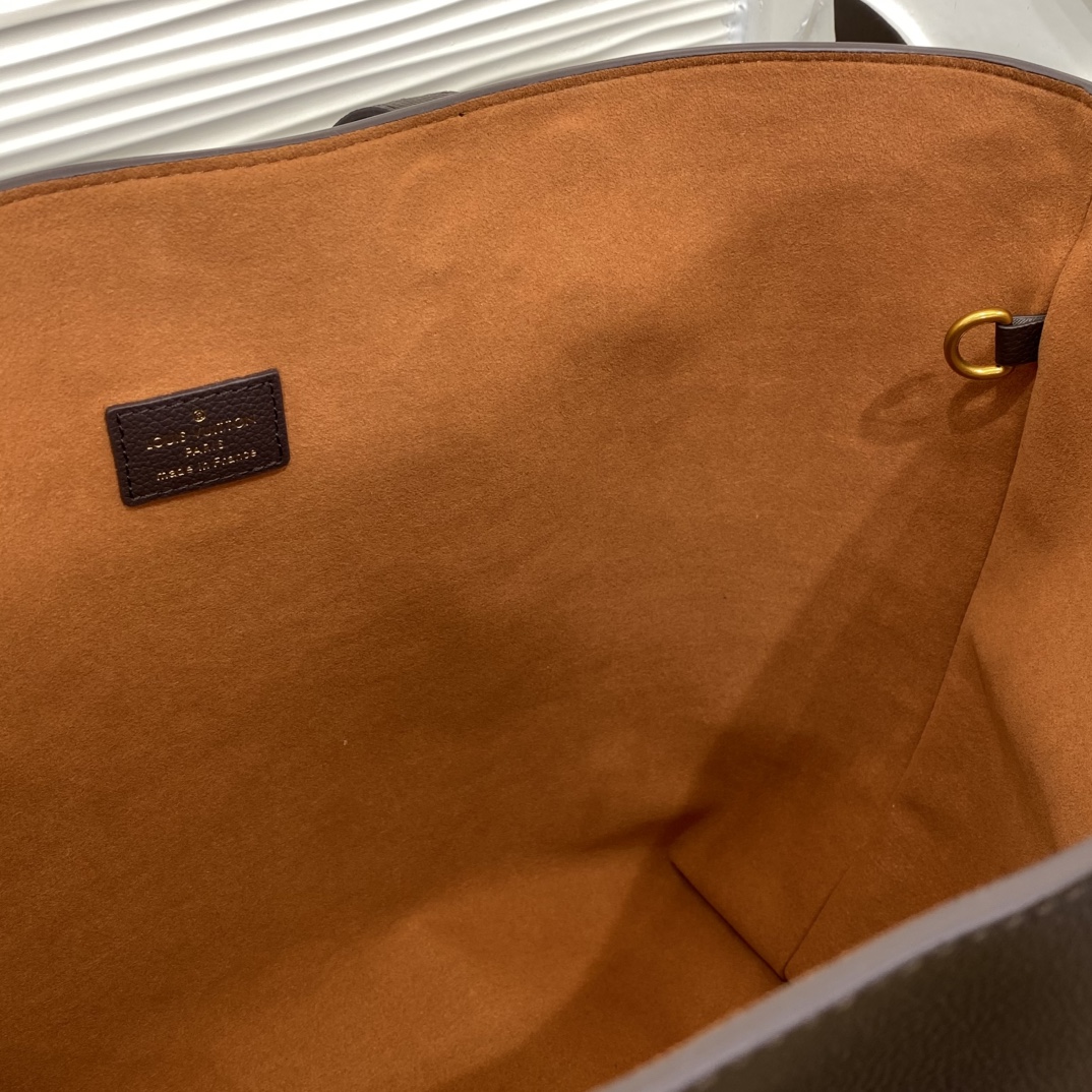 LV M12916 Low Key Cabas MM