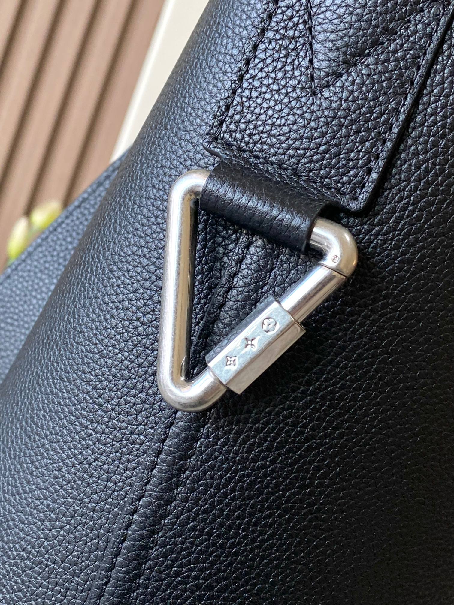 LV M27022 Verso Hobo