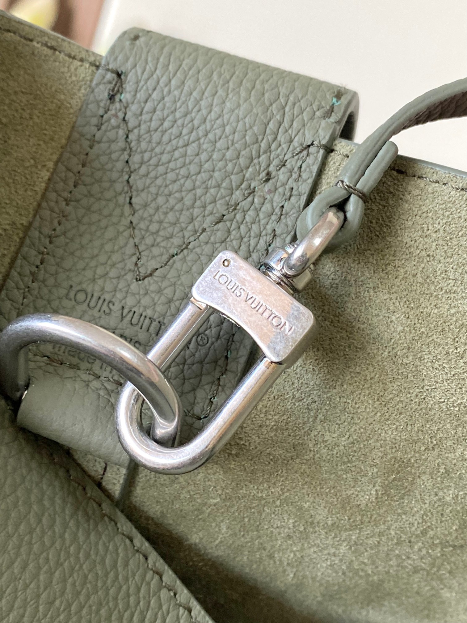 LV M27022 Verso Hobo