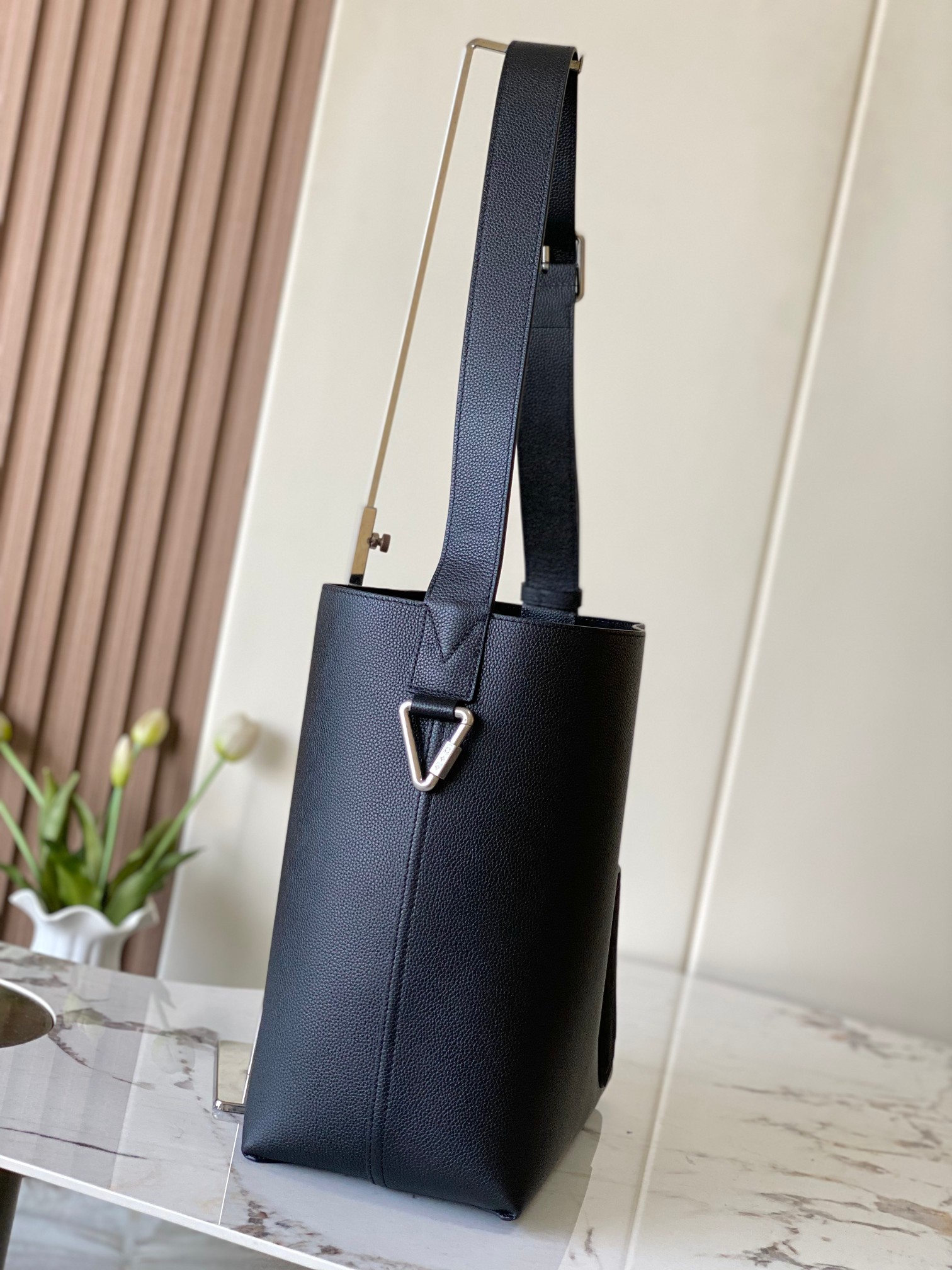 LV M27022 Verso Hobo