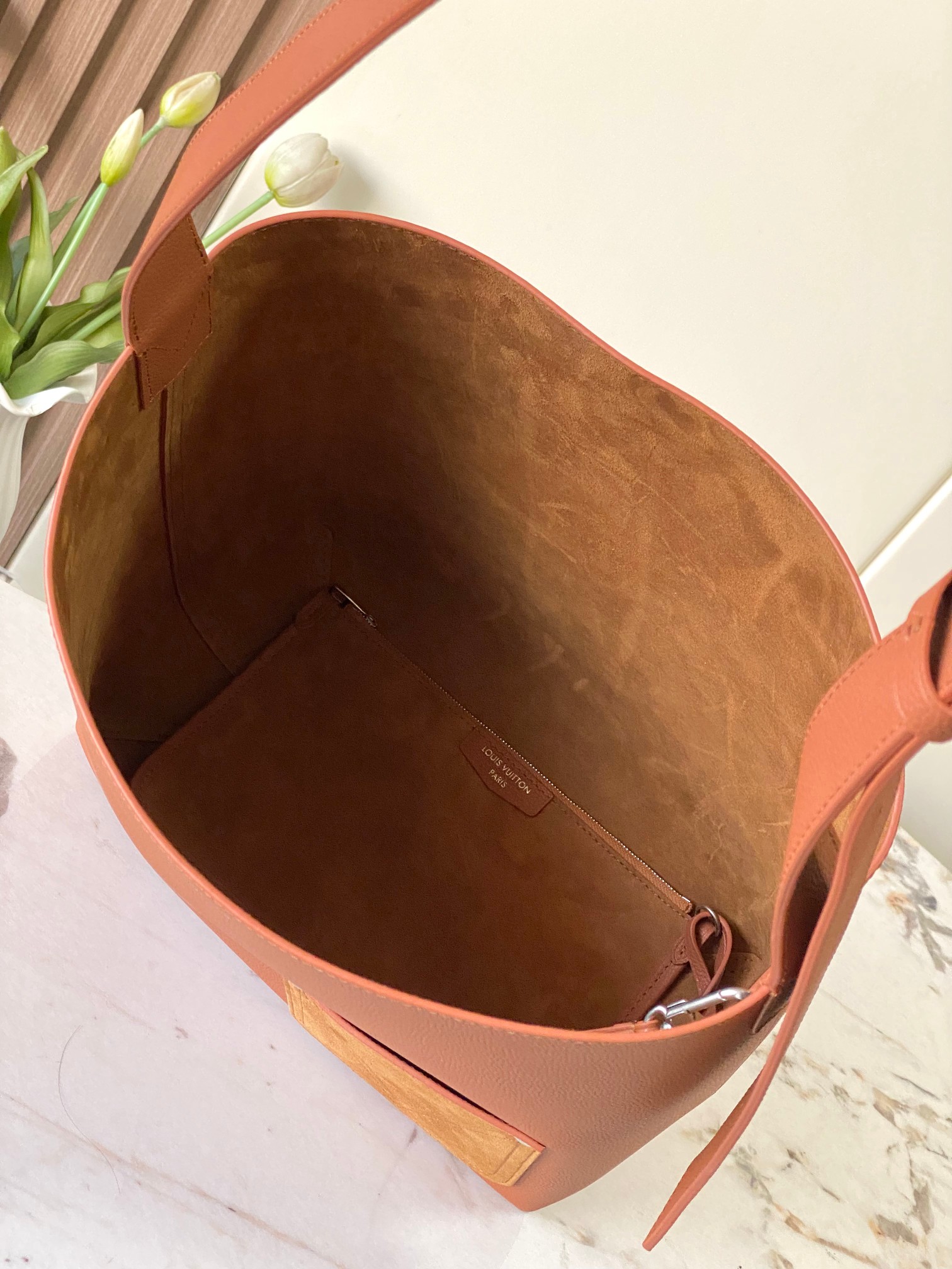 LV M27022 Verso Hobo