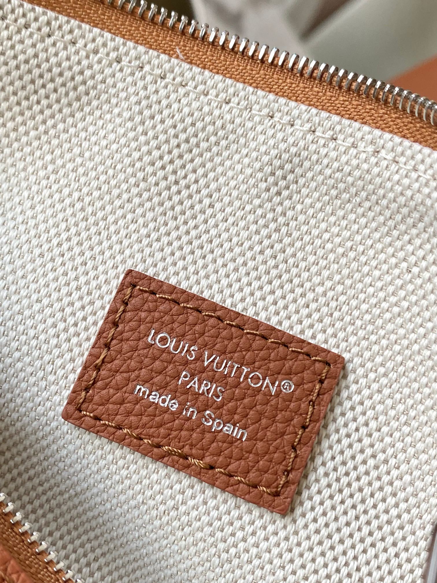 LV M27022 Verso Hobo