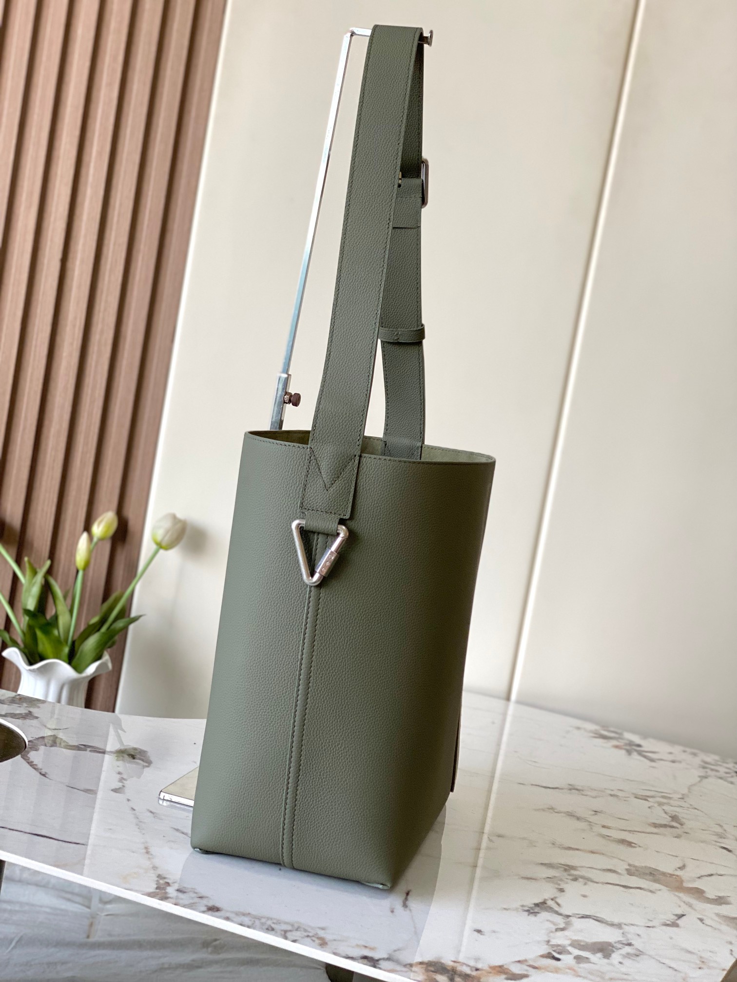 LV M27022 Verso Hobo