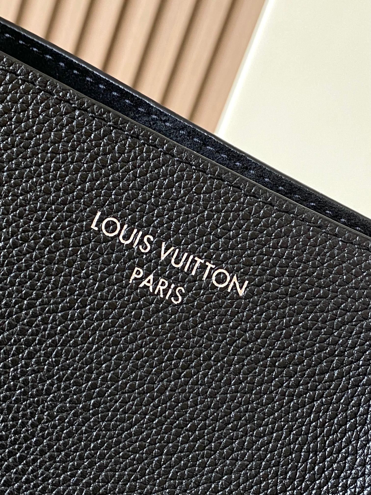 LV M27022 Verso Hobo