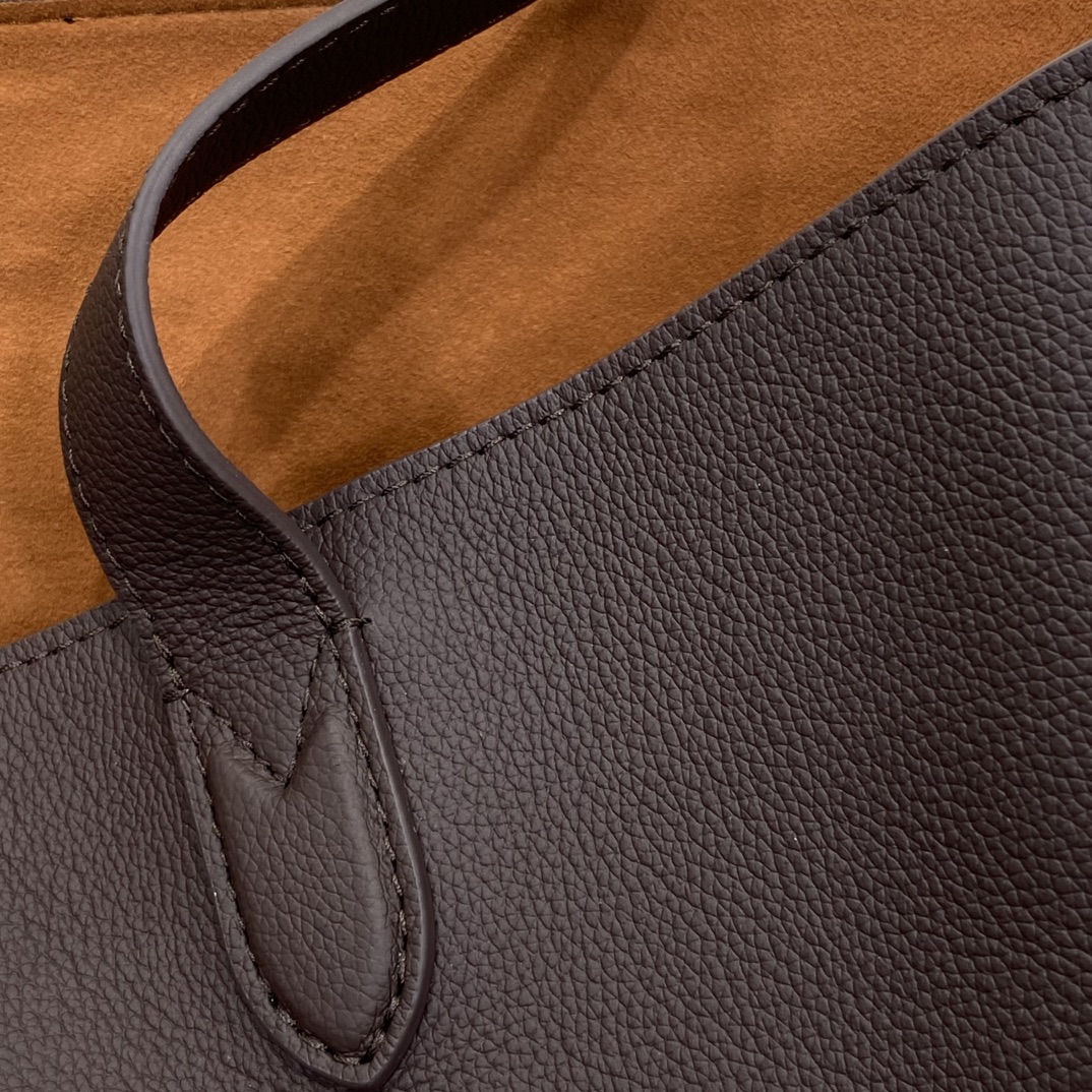 LV M12916 Low Key Cabas MM