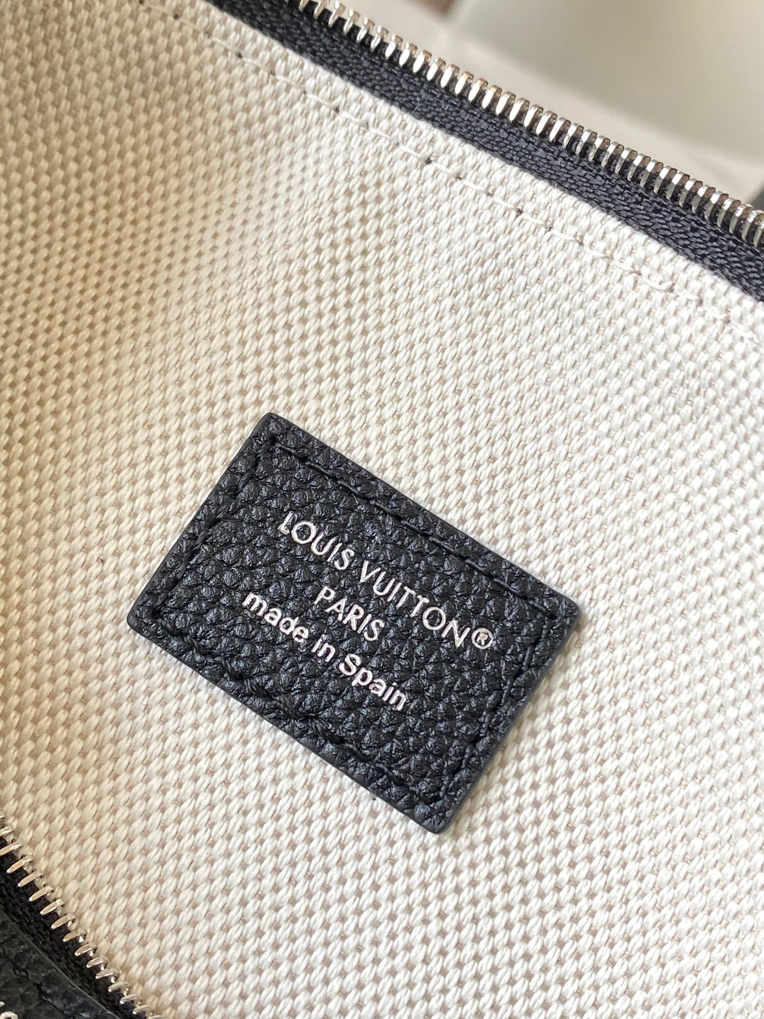 LV M27022 Verso Hobo